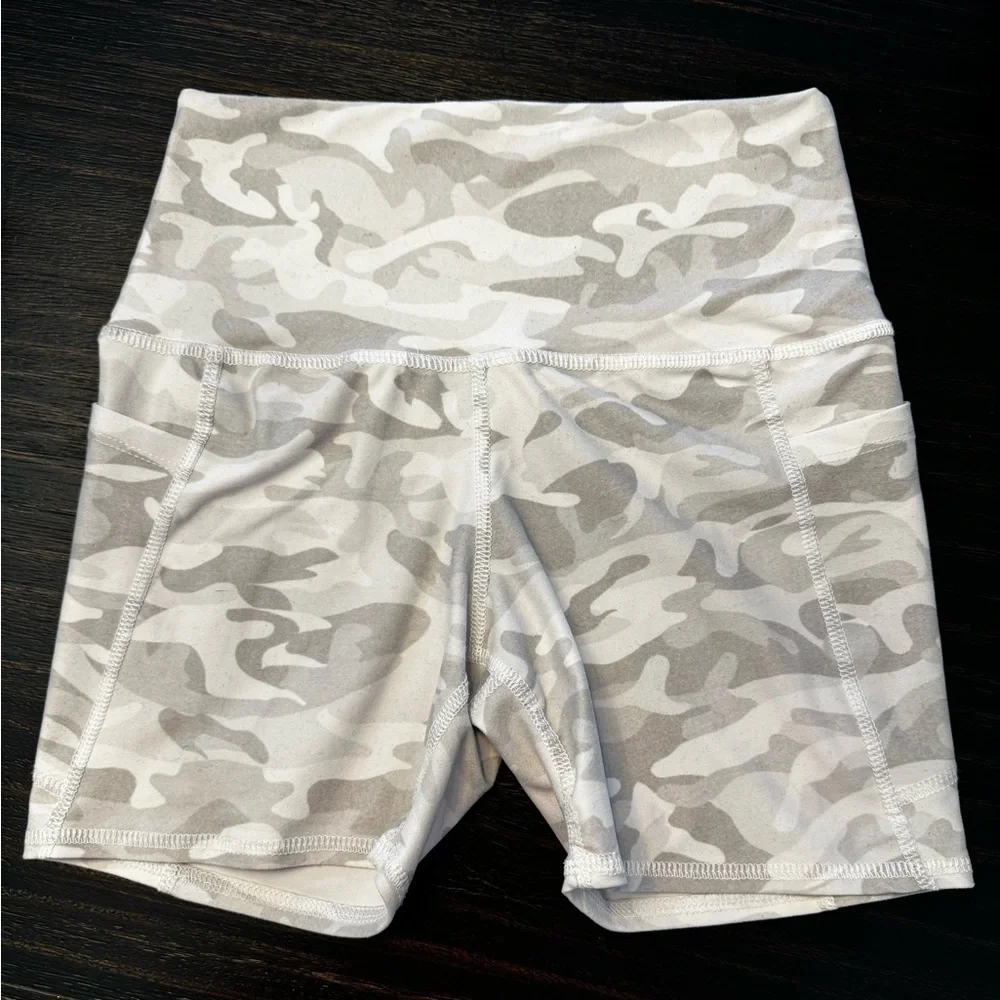 LOT (13 pieces) of running/workout clothes. - Picture 8 of 16